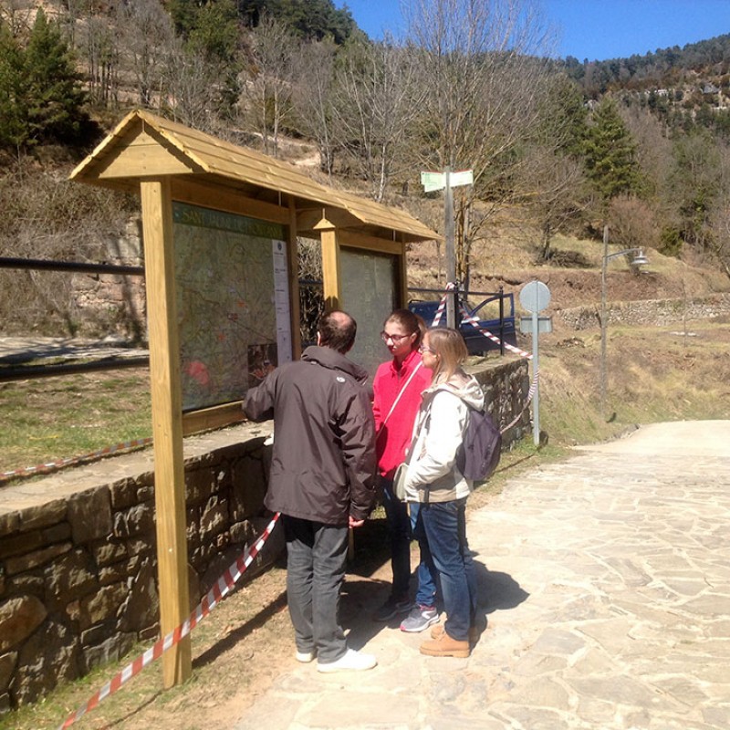 Cartellera de fusta amb teulada Xtrem